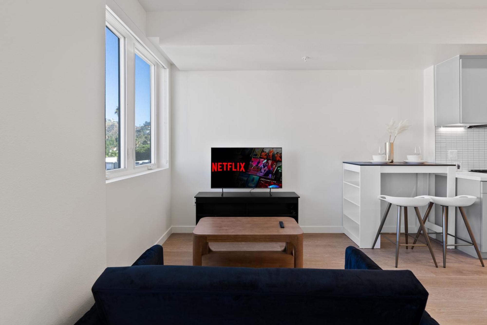Bright Studio On Sunset Blvd, Free Parking, Gym, And Pool Los Angeles Exterior photo